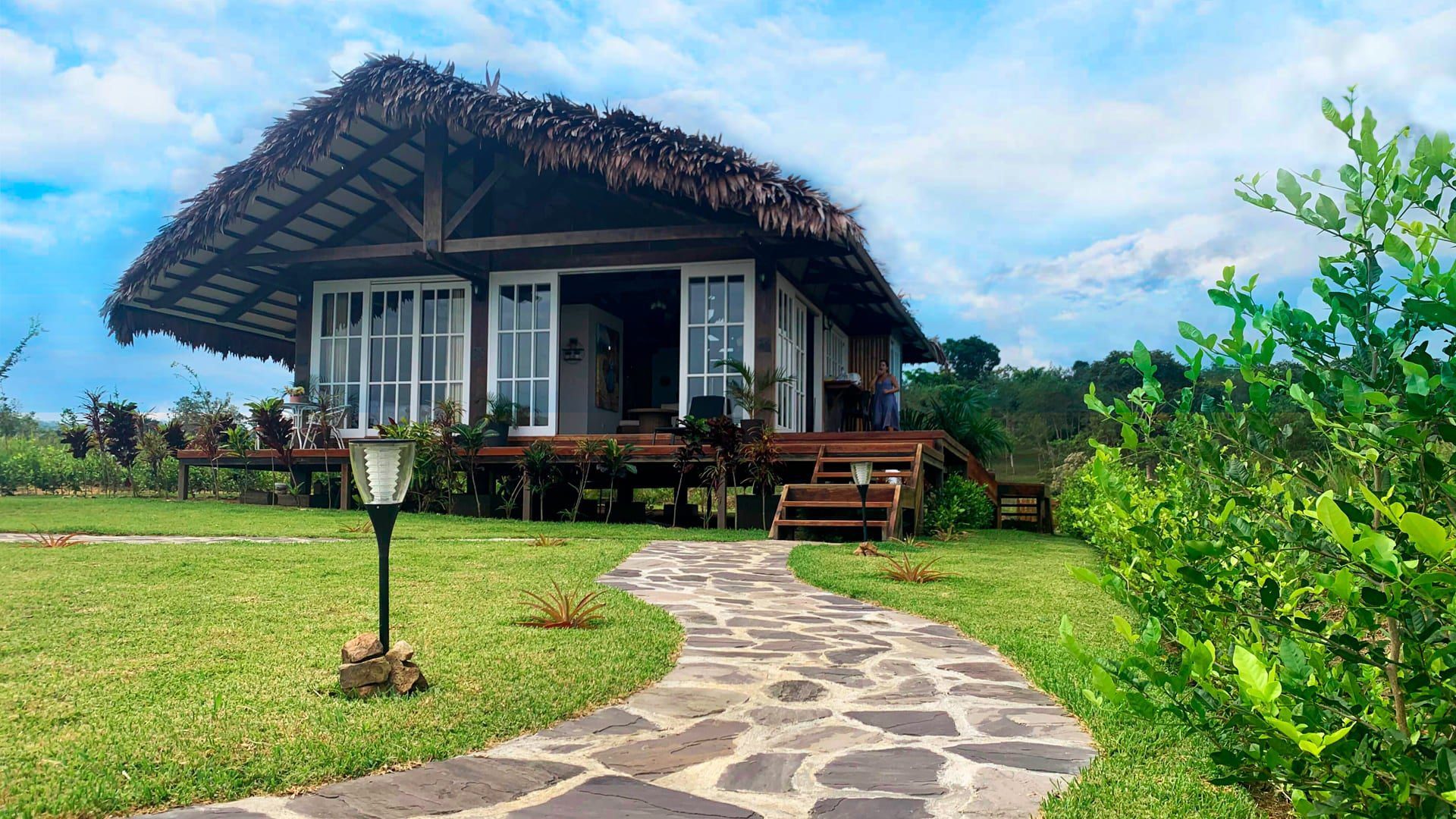 Frontis de un modelo de casa real con vista infinita en Yanashpa Village, Tarapoto