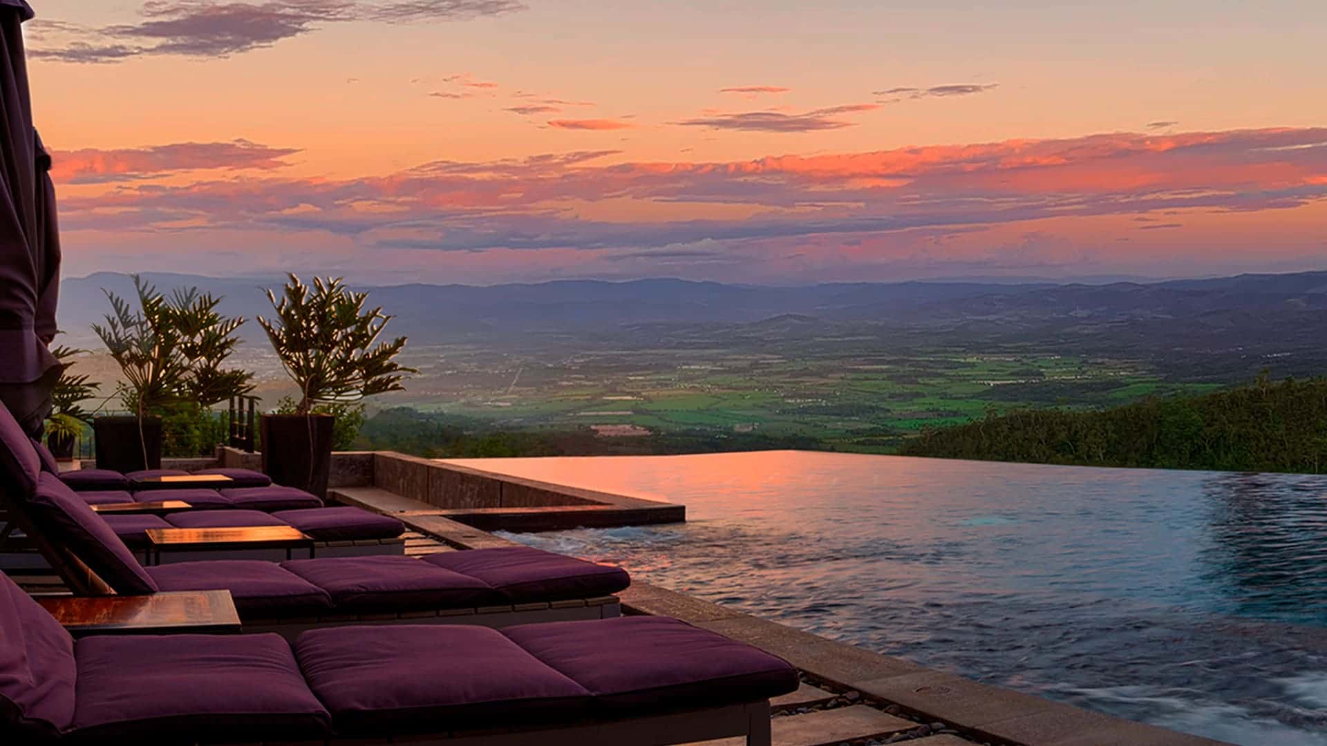 Vista de la piscina infinita al atardecer en Yanashpa Village, Tarapoto