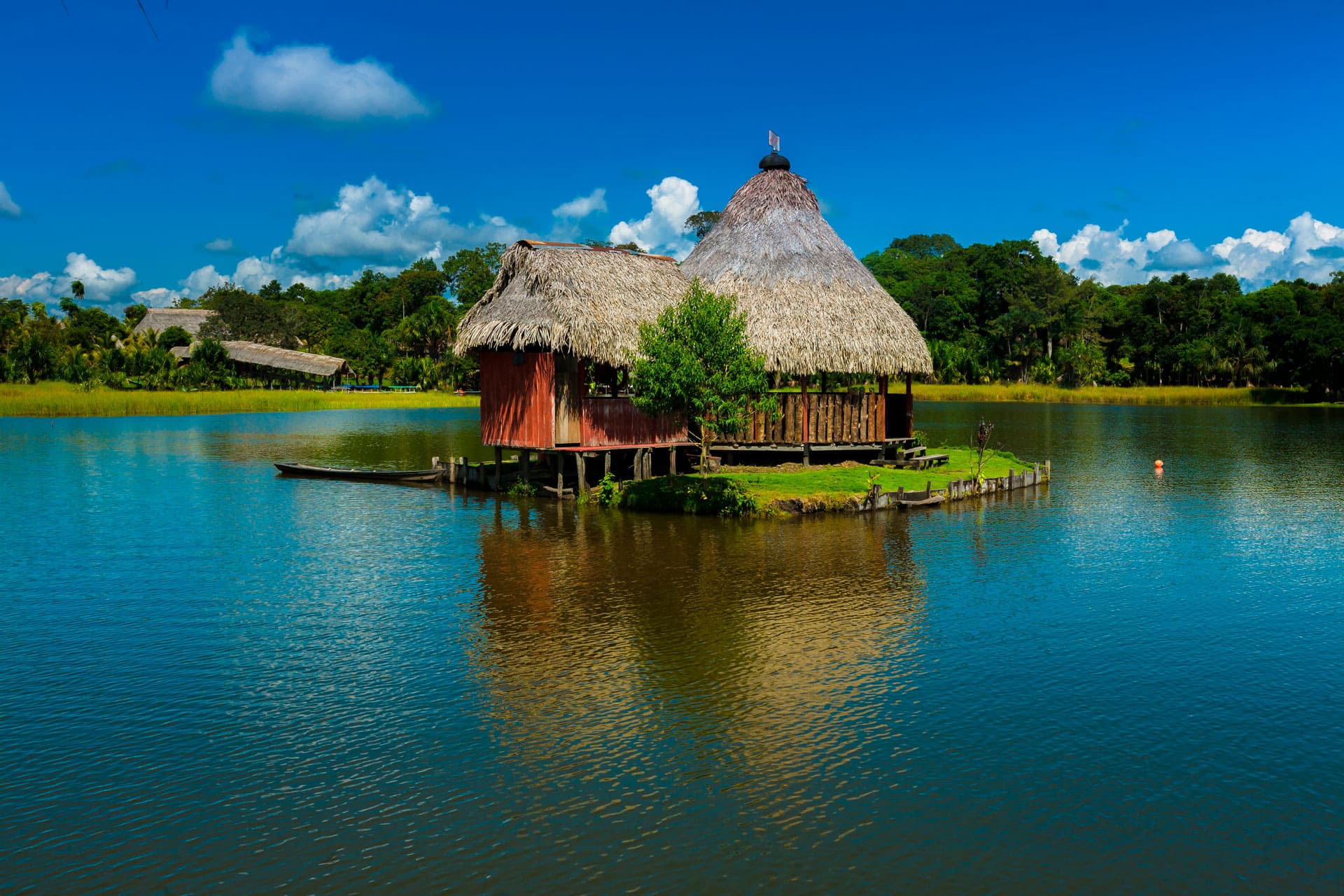 Casa en medio de la Laguna Azul, también llamada Laguna Sauce, en Tarapoto.