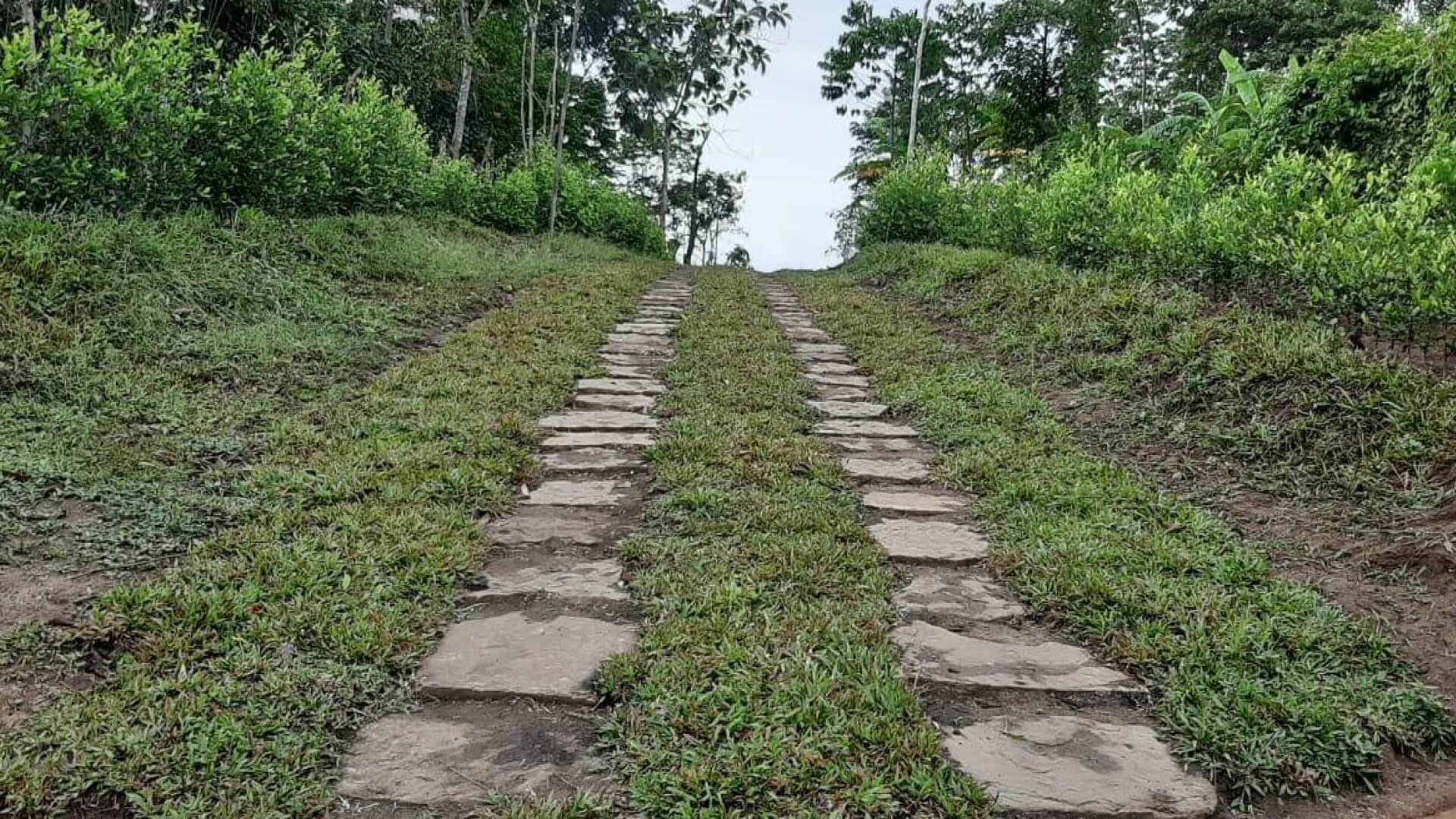 Camino de piedra en Yanashpa Village