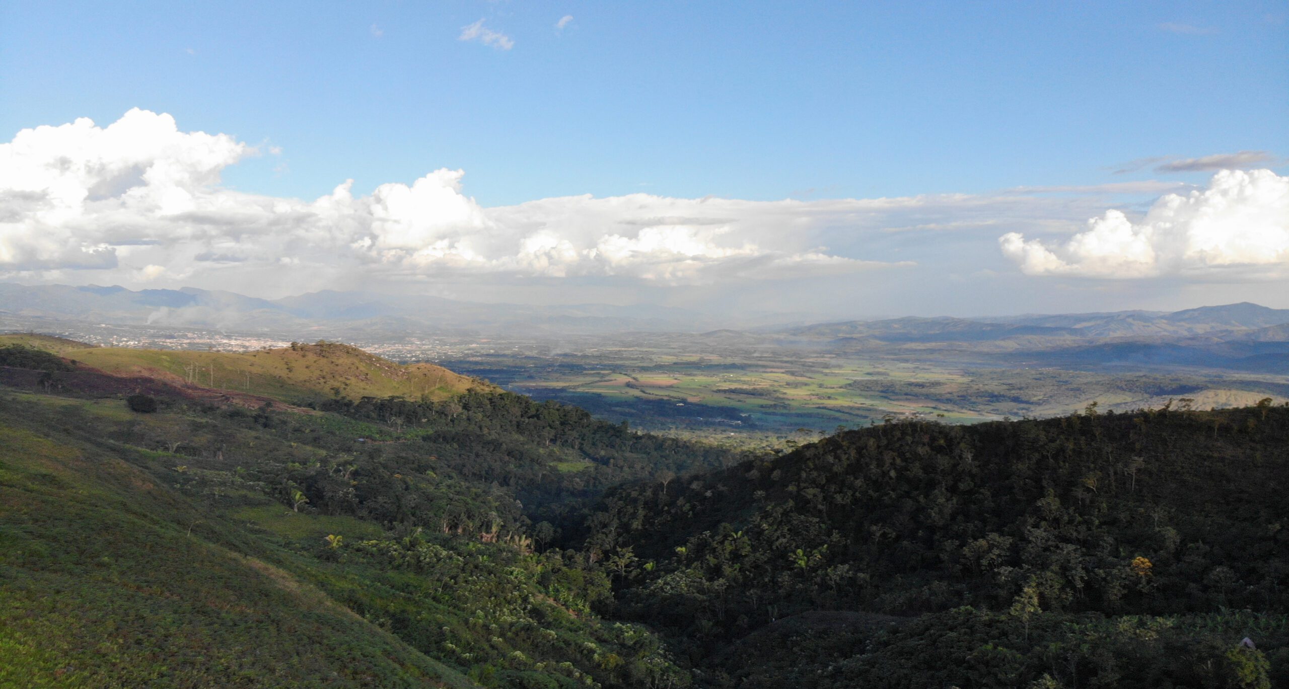 Vista panorámica del valle de Tarapoto desde las alturas de Yanashpa Village, condominio resort en Tarapoto.