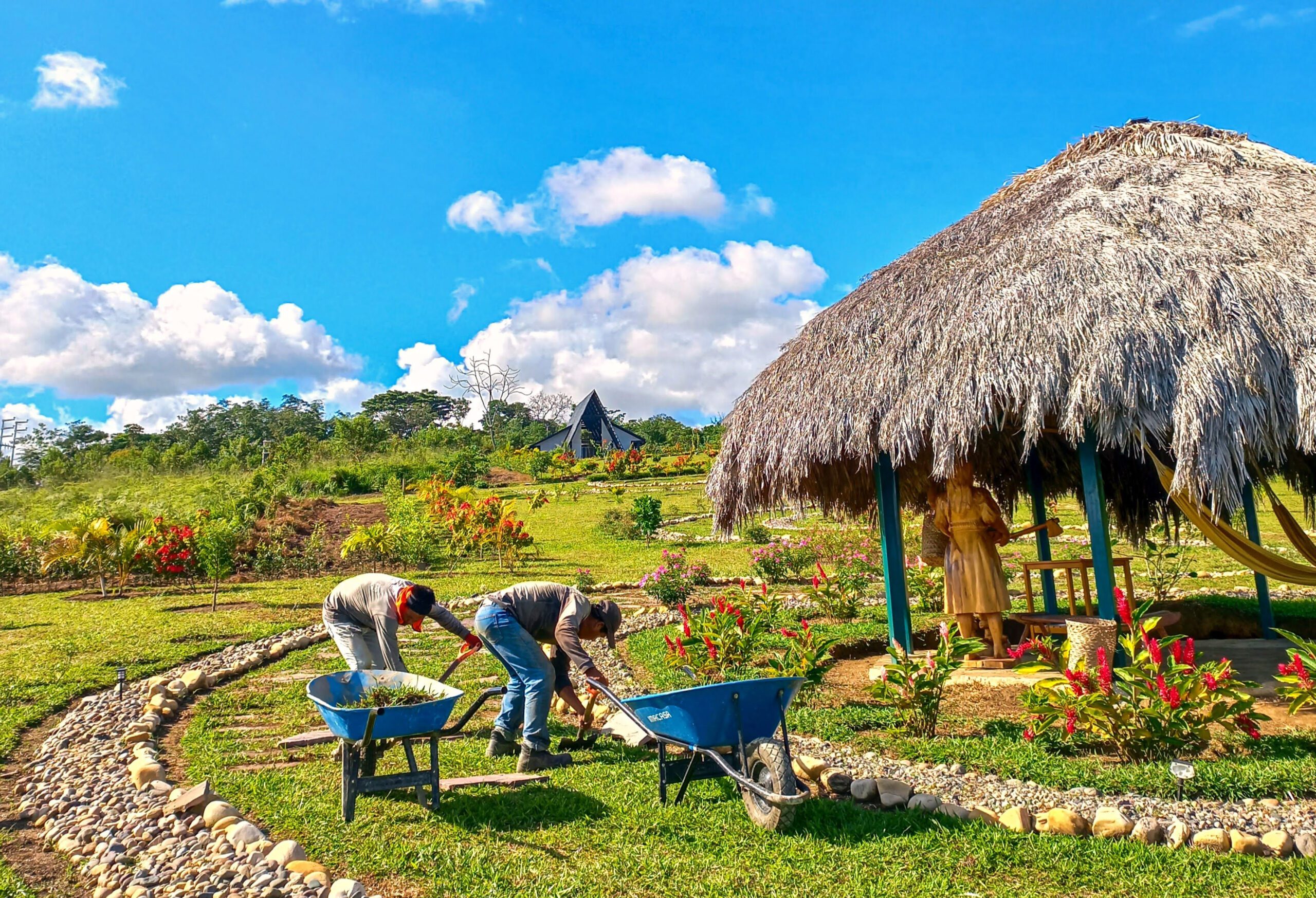 Zona El Parque del condominio estilo resort Yanashpa Village en Tarapoto, con juegos, ajedrez gigante, zona de fogata y un paisajismo