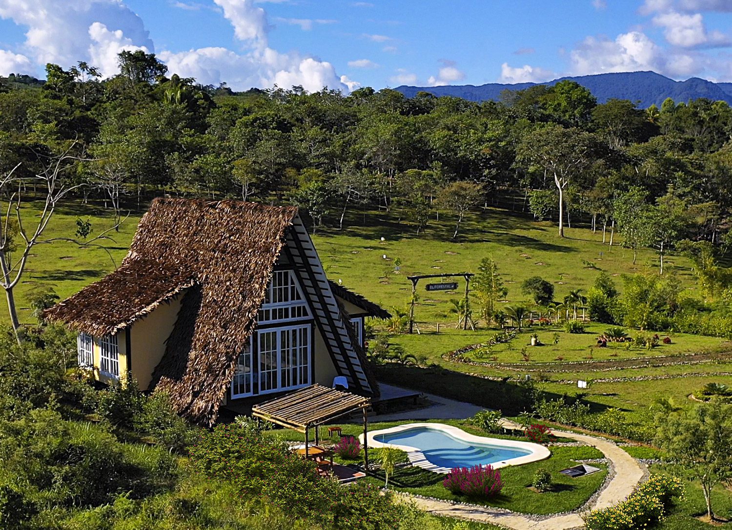 Vista aérea una casa de selva A frame en el exclusivo condominio estilo resort Yanashpa Village, en las alturas de Tarapoto