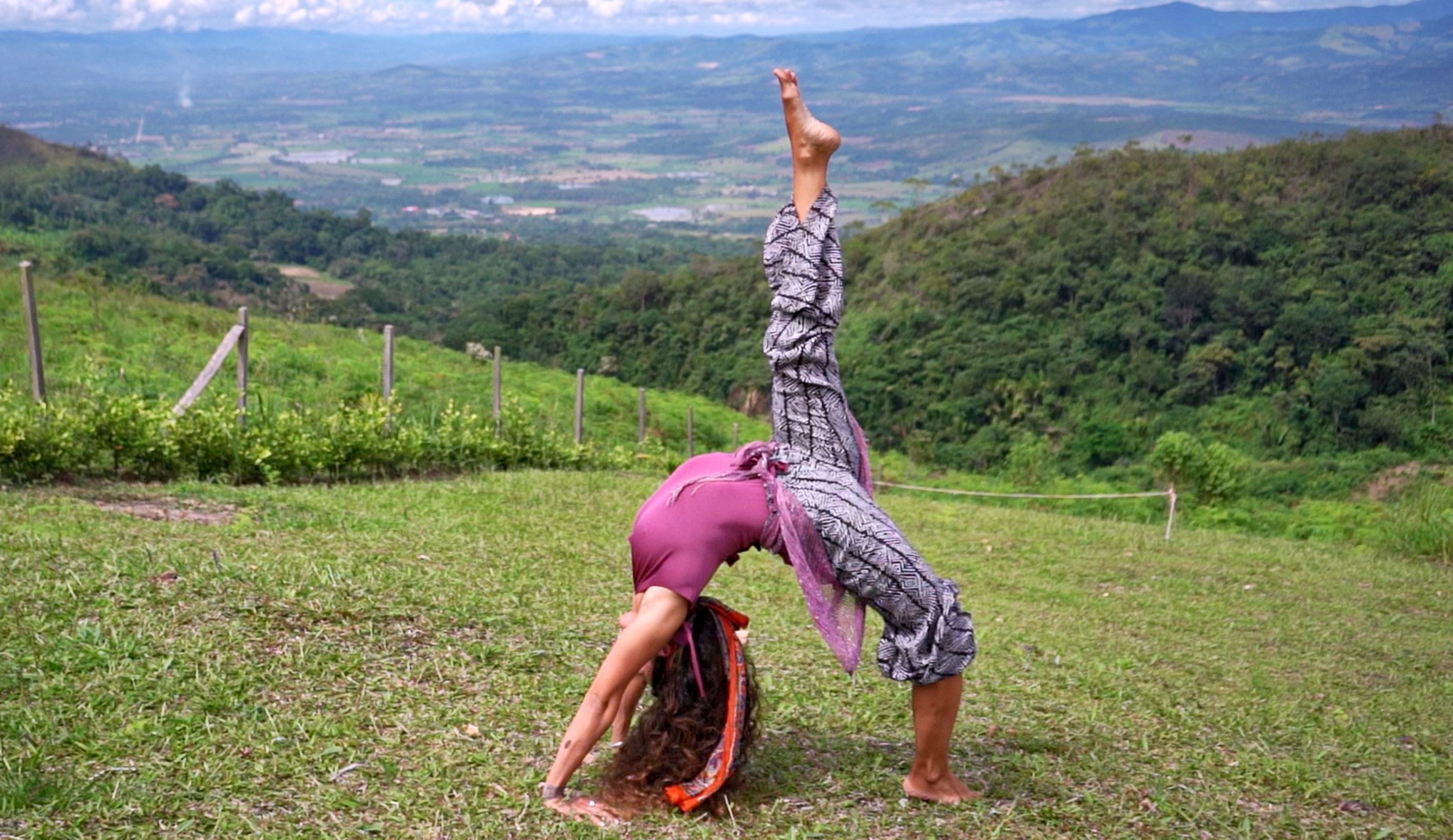 Mujer joven practicando yoga al aire libre en Yanashpa Village