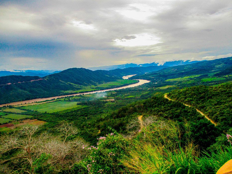Vista del río Huallaga adyacente a la localidad de Sauce en Tarapoto, Perú