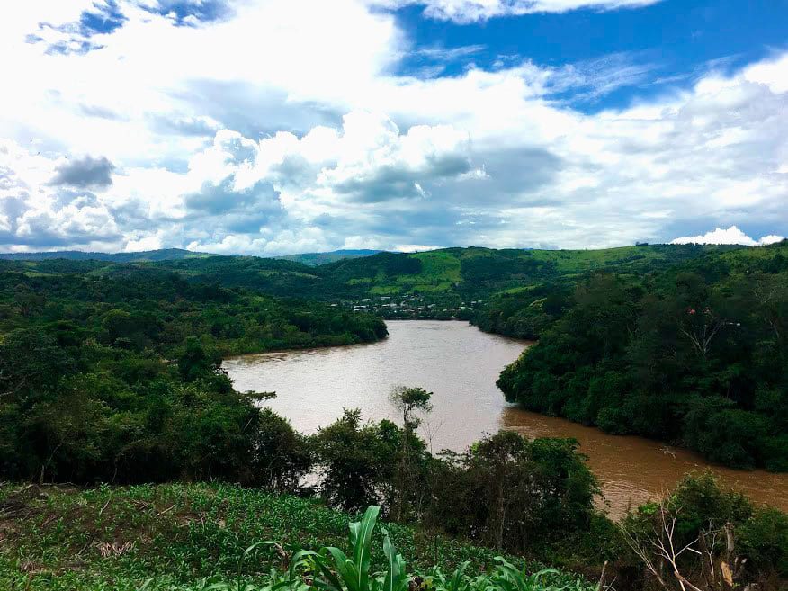 Vista del río Huallaga adyacente a la localidad de Sauce en Tarapoto, Perú