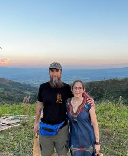 Valeria Verme y su pareja, propietarios del terreno 03 del condominio Vibras De Yanashpa, con una mágica vista del valle de Tarapoto de fondo