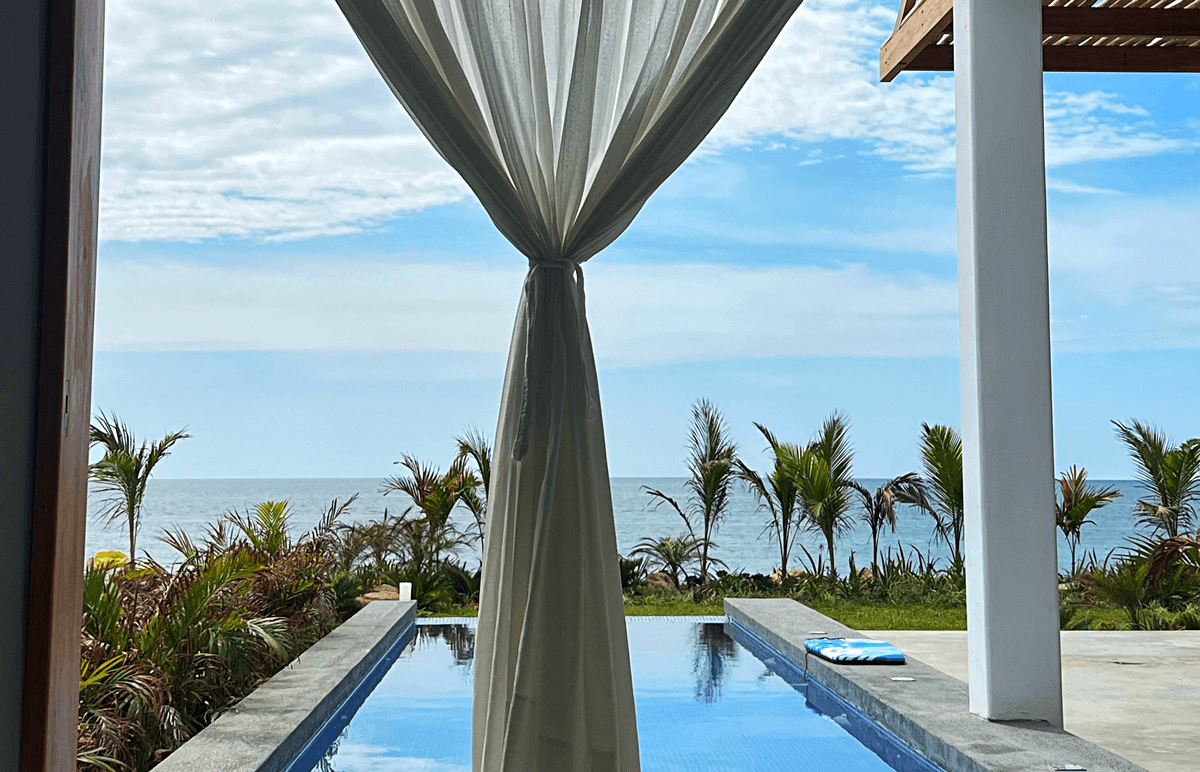 Vista al mar desde la piscina con vista infinita del minicondominio Hale Beach, proyecto de Green Dreams en Punta Sal