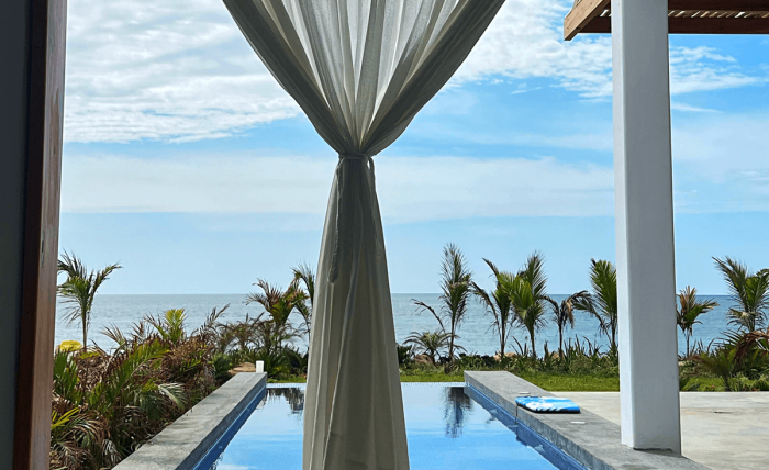 Vista al mar desde la piscina con vista infinita del minicondominio Hale Beach, proyecto de Green Dreams en Punta Sal